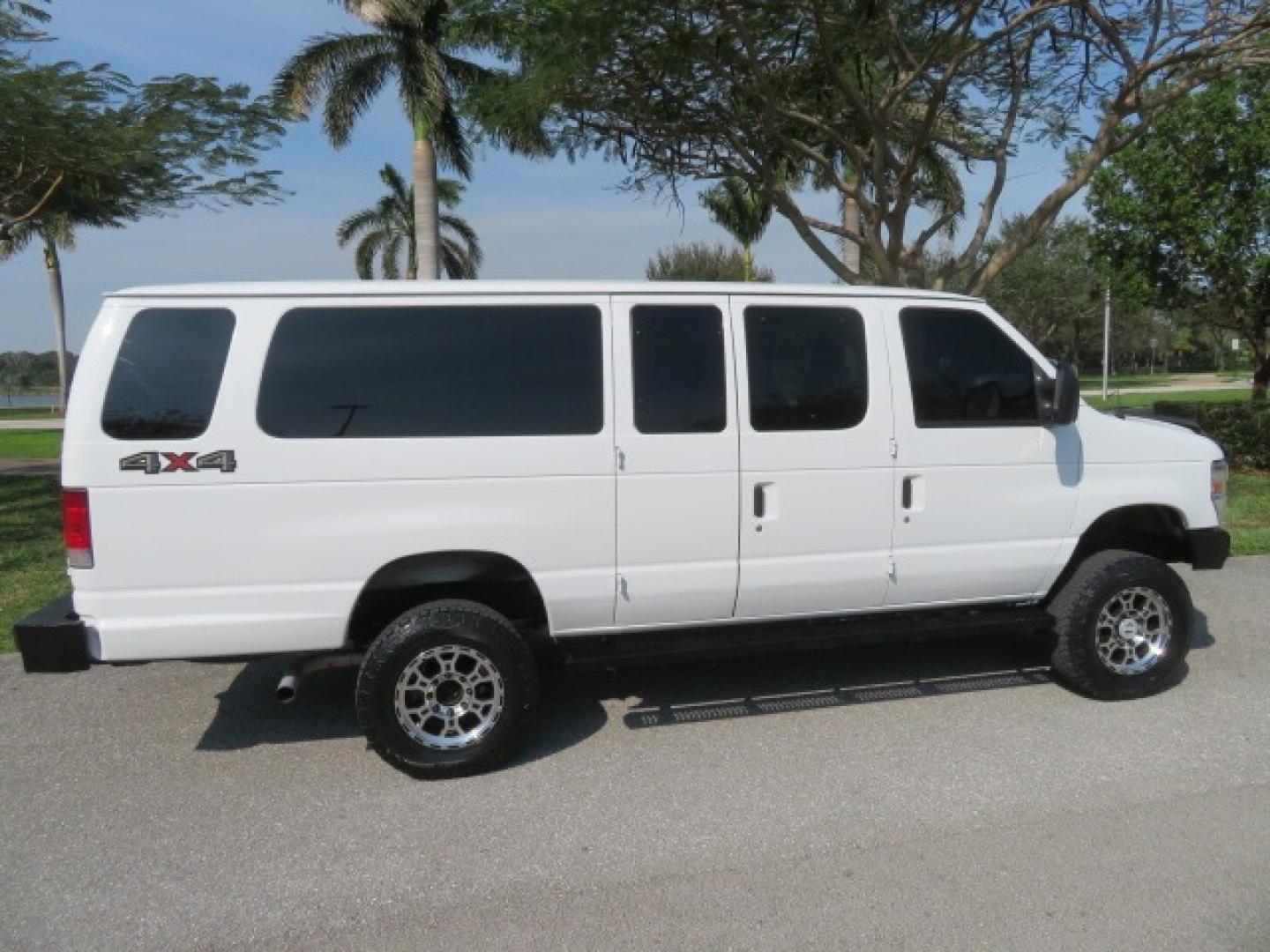 2014 White /GRAY Ford E-Series Wagon XLT (1FBSS3BL6ED) , AUTOMATIC transmission, located at 4301 Oak Circle #19, Boca Raton, FL, 33431, (954) 561-2499, 26.388861, -80.084038 - Photo#42